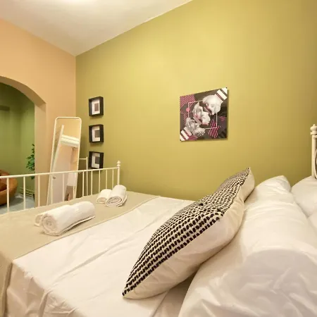 Lovely With Backyard In Cihangir Διαμέρισμα